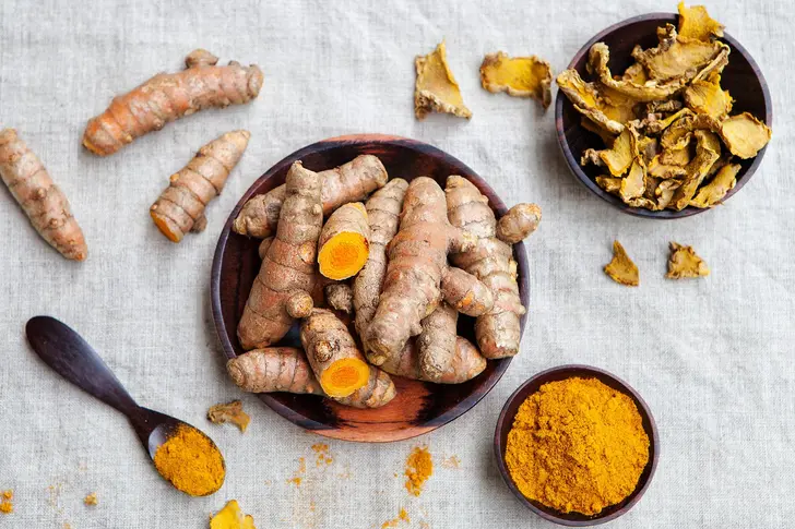 1800ss_thinkstock_rf_fresh_and_dried_turmeric_roots